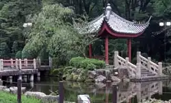 四阿と九曲橋を模した橋